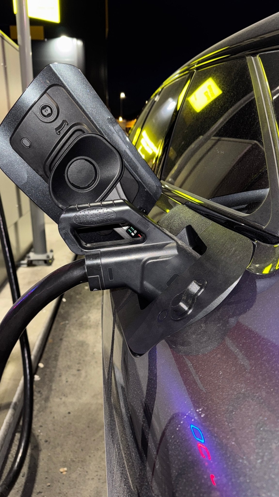 Audi A6 Avant E-Tron - Weather and Snow Cover for Charging Port - photo 3