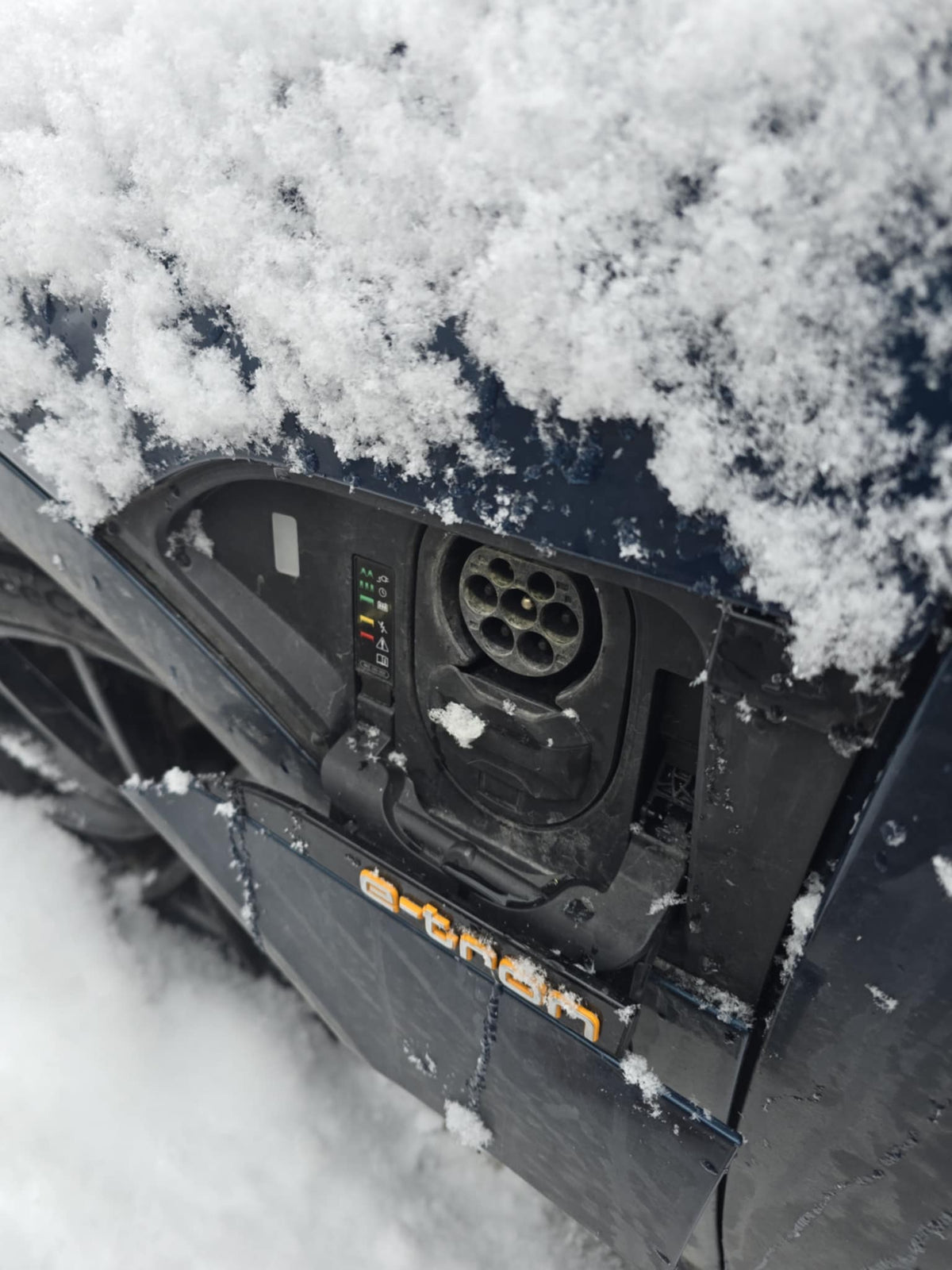 Audi E-tron 50/55 - Q8 - Weather and Snow Cover for Charging Port - photo 5