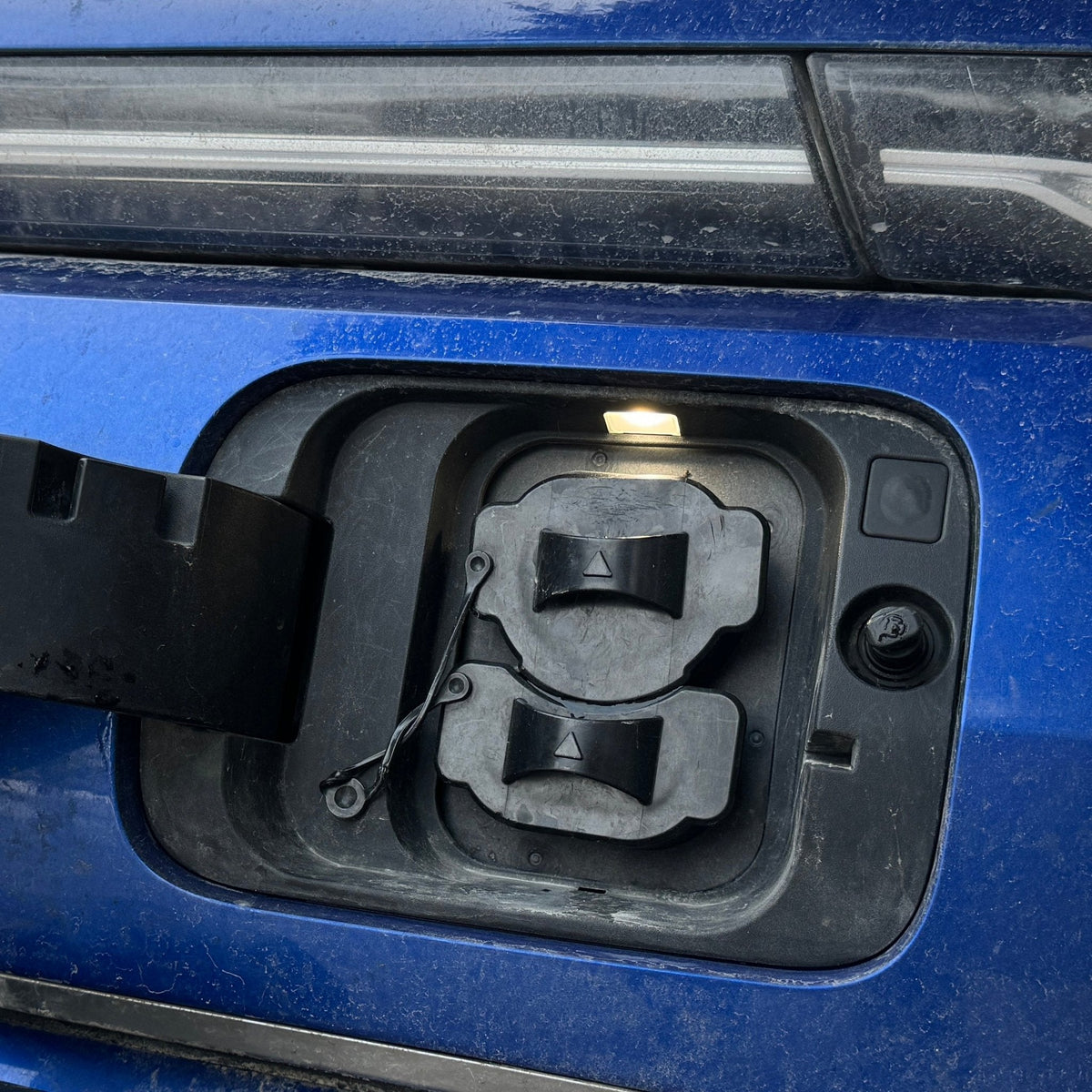 Kia E-soul - Weather and Snow Cover for Charging Port - photo 3