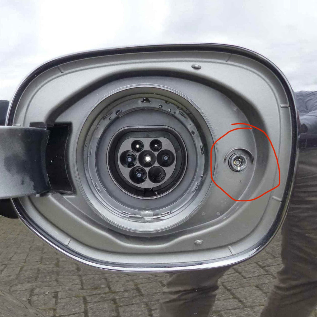 Volvo XC60 Plug-In Hybrid - Weather and Snow Cover for Charging Port - photo 3