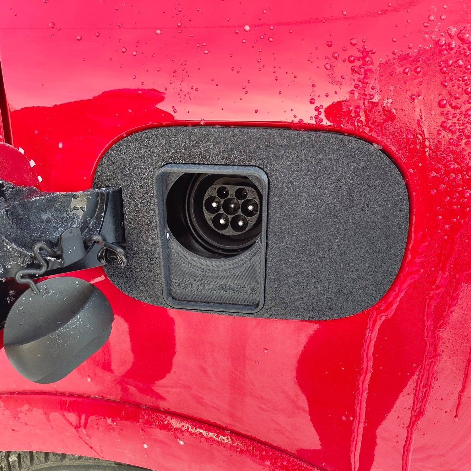 Mercedes B250e - Weather and Snow Cover for Charging Port - photo 2