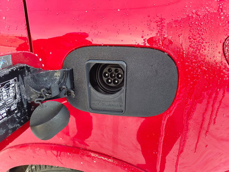 Mercedes B250e - Weather and Snow Cover for Charging Port - photo 2