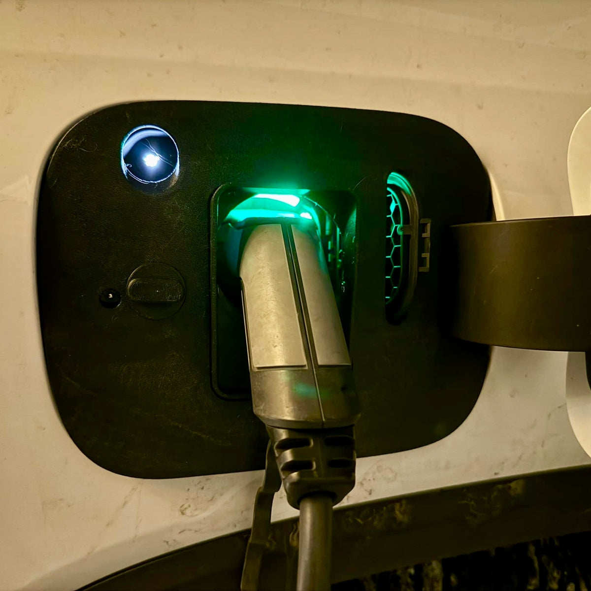 Mercedes EQB - Weather and Snow Cover for Charging Port - photo 2