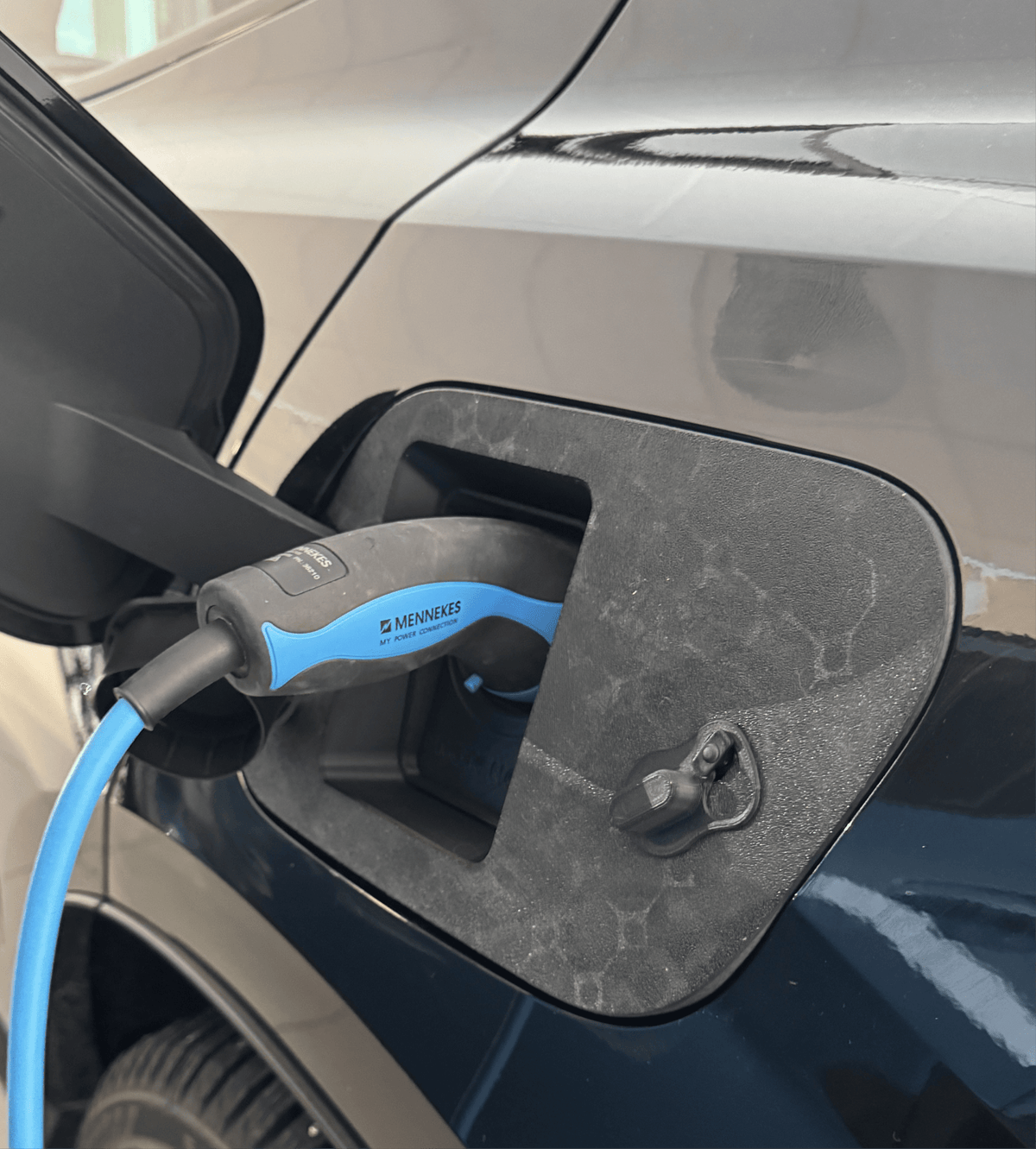 Volvo EX30 V2 - Weather and Snow Cover for Charging Port - photo 2
