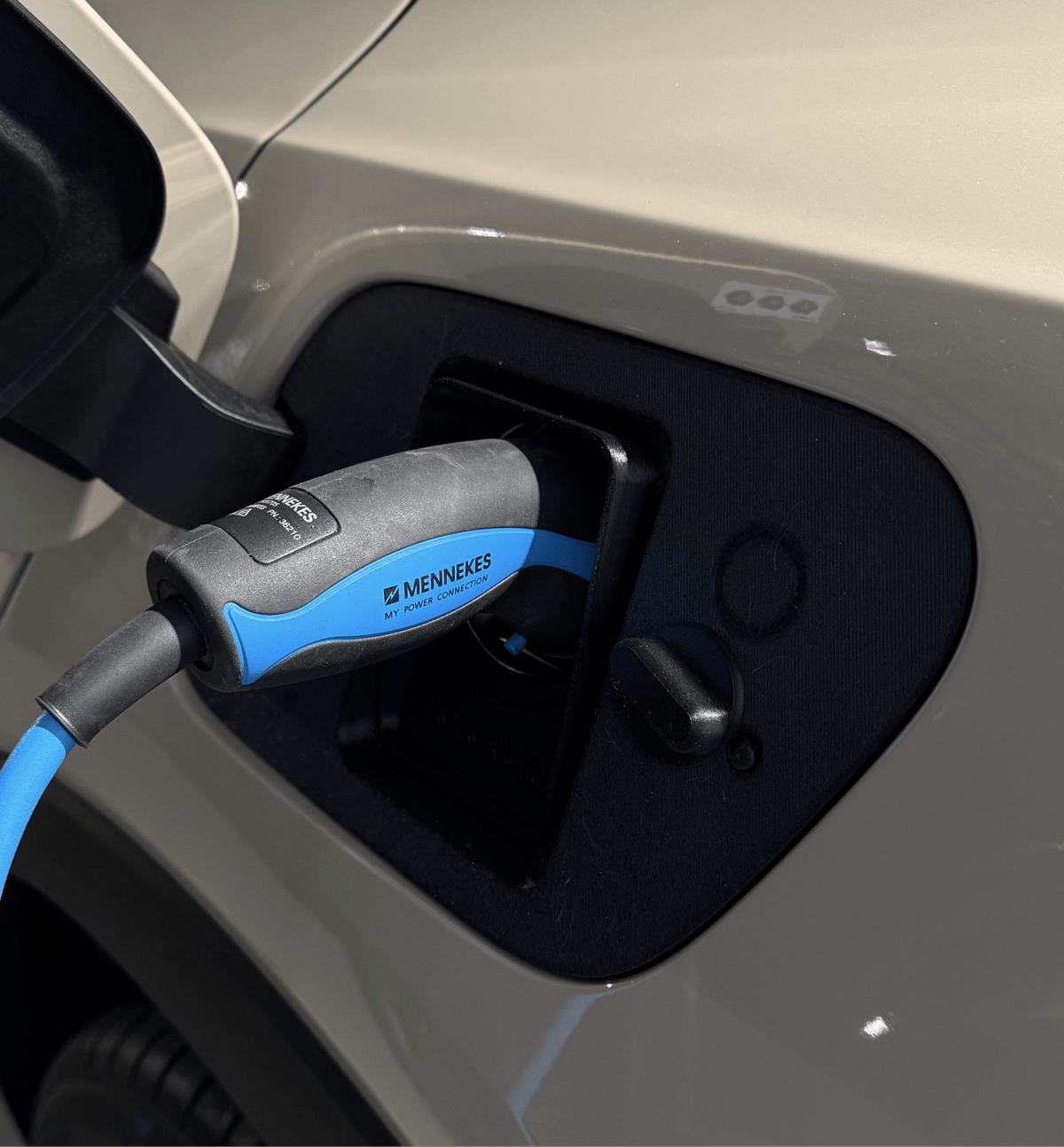 Volvo EX40/XC40/EC40 V2 - Weather and Snow Cover for Charging Port - photo 2