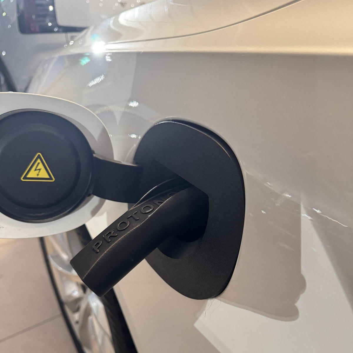 Volvo V90 Plug-In Hybrid - Weather and Snow Cover for Charging Port